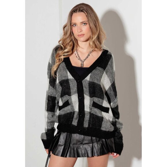 Sweaters - NWT Checkered Two-Pocket Knitted Cardigan Sweater 🍁